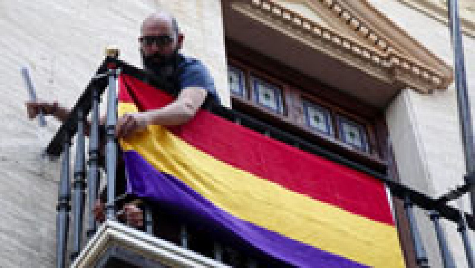 Telediario 1: Ayuntamientos de PSOE, Podemos o Compromís cuelgan en sus fachadas la bandera republicana | RTVE Play