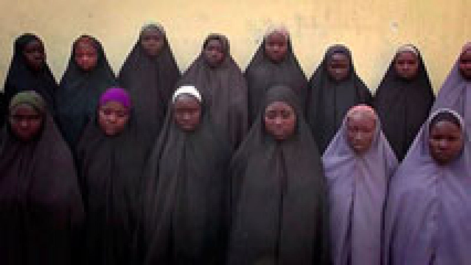 Telediario 1: Boko Haram difunde un vídeo que muestra a las 200 niñas secuestradas en una escuela de Nigeria hace dos años | RTVE Play