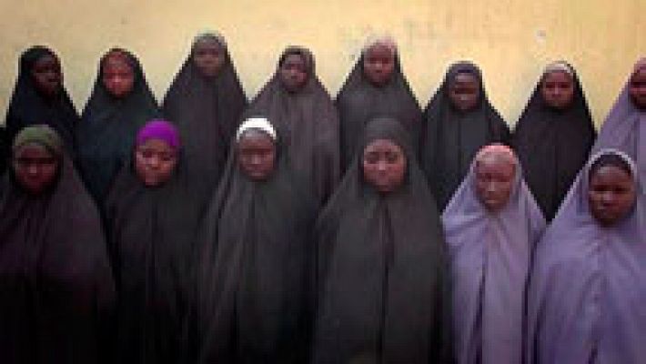 Telediario 1 - Boko Haram difunde un vídeo que muestra a las 200 niñas secuestradas en una escuela de Nigeria hace dos años