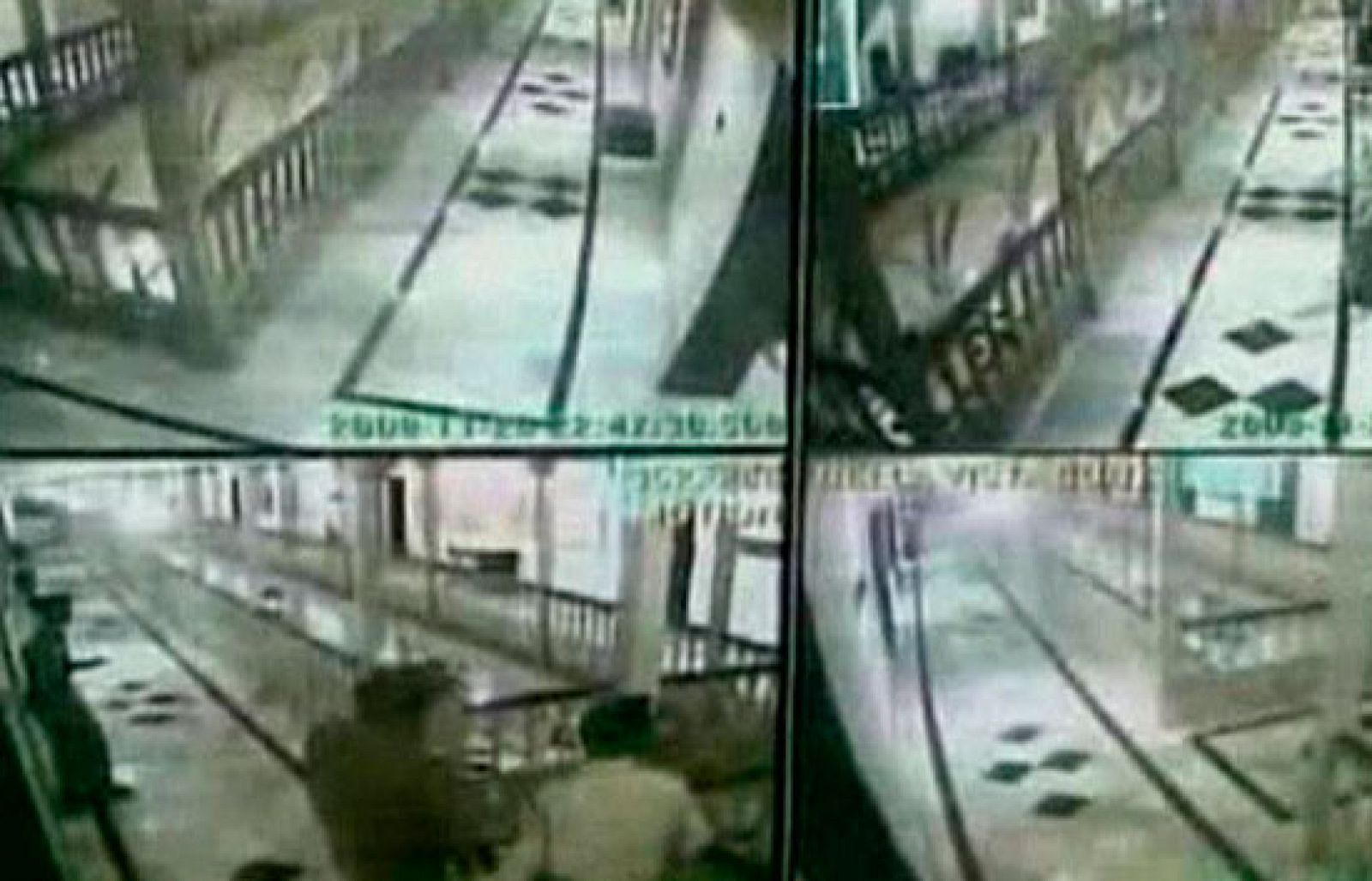 Primeras imágenes grabadas por las cámaras de seguridad del hotel Taj Mahal en los primeros momentos del asalto. 