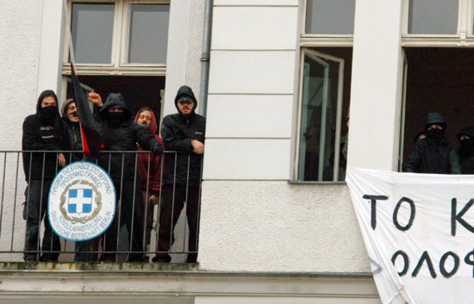 Ocupan el consulado griego en Berlín en protesta por la muerte de un joven tiroteado por la policía | Ver