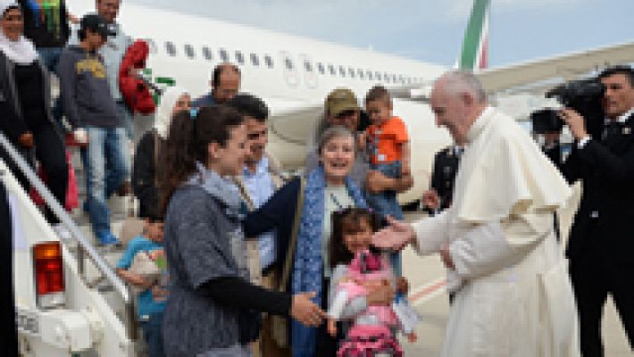 El papa implora al mundo desde Lesbos que actúe con "dignidad" ante la crisis de los refugiados
