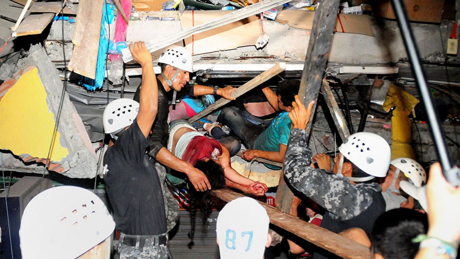 Decenas de muertos y graves daños por un terremoto de 7,8 en Ecuador