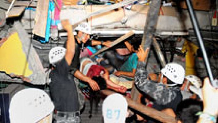 Decenas de muertos y graves daños por un terremoto de 7,8 en Ecuador