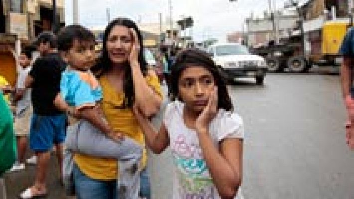 Los ecuatorianos en España siguen las noticias de su país
