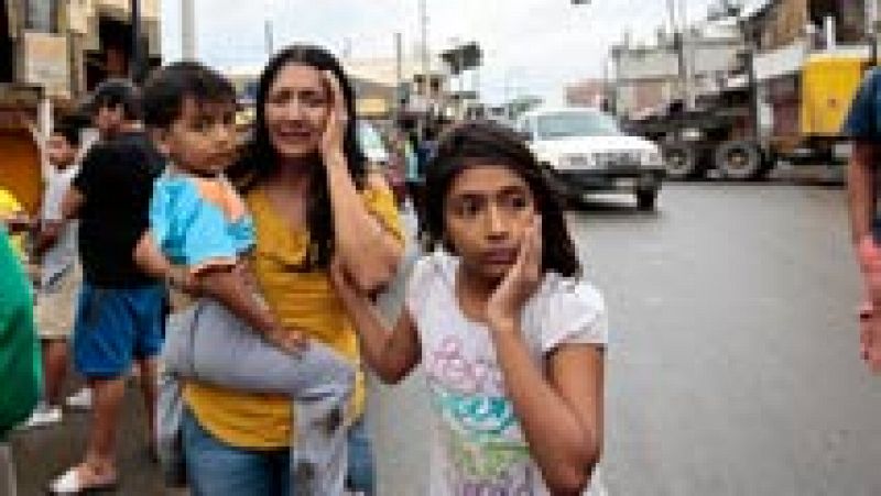 Los ecuatorianos que viven en España siguen las noticias que llegan de su país