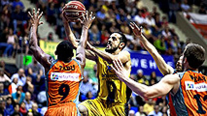 El Montakit Fuenlabrada ha ganado por 67-92 al Iberostar Tenerife en un duelo directo en el que el acierto de Tabu (21 puntos) y Wear (16) fue clave para lograr una victoria que le asienta en Playoff.