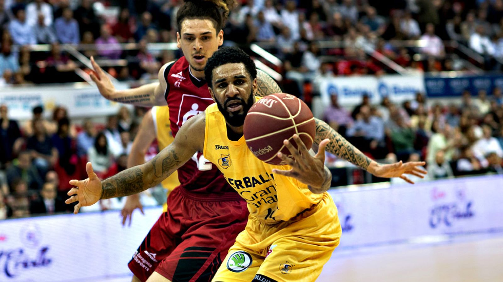 El Herbalife Gran Canaria bate su récord de triples en la Liga Endesa (18) para llevarse el triunfo de Zaragoza y continuar al acecho de la cuarta plaza.