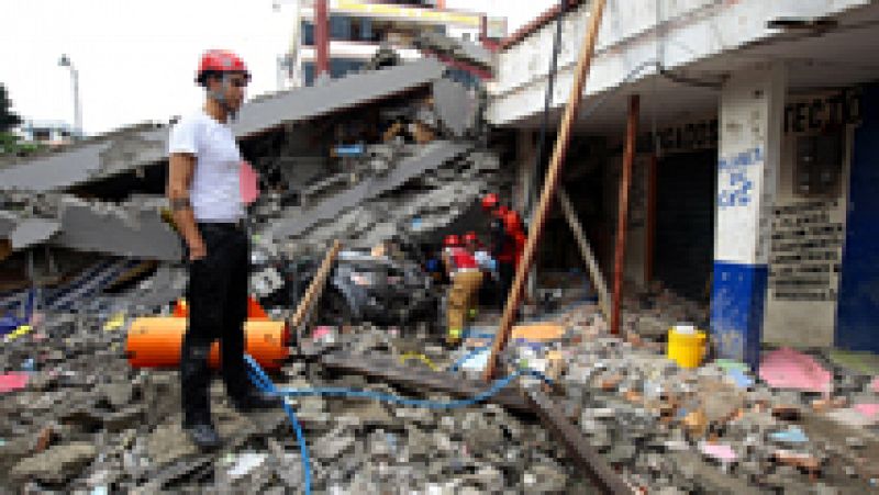 En Ecuador, la llegada del día revela el alcance de los destrozos
