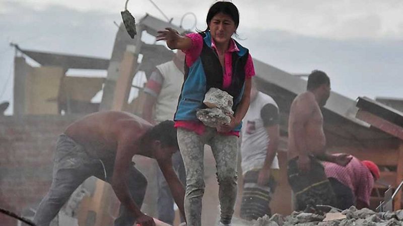 Miles de soldados y voluntarios buscan vida en medio de la destrucción en Ecuador
