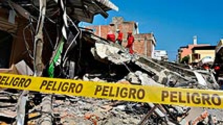 Ecuador sigue buscando supervivientes tras el terremoto, que ya deja 350 muertos