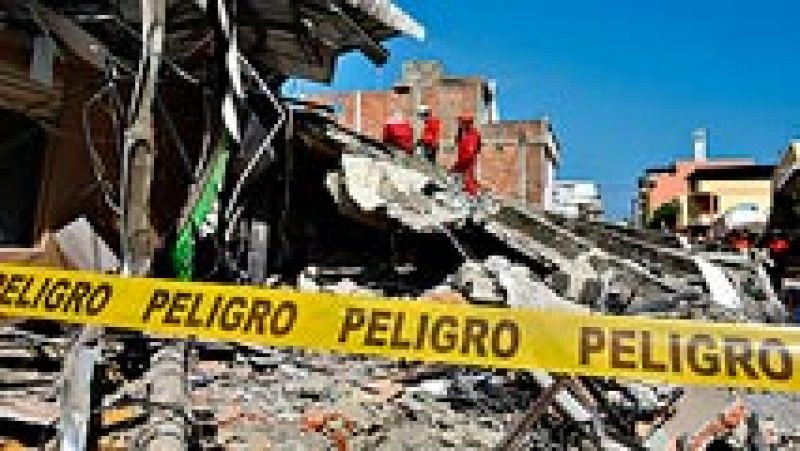 Ecuador sigue buscando supervivientes tras el terremoto, que ya deja 350 muertos