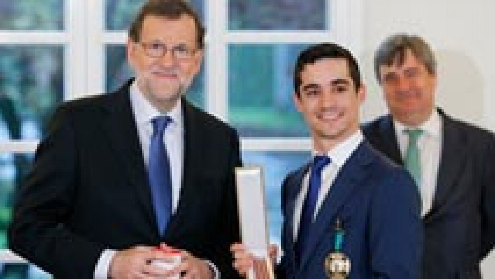 Javier Fernández recibe la Medalla de oro al Mérito Deportivo de las manos de Mariano Rajoy.