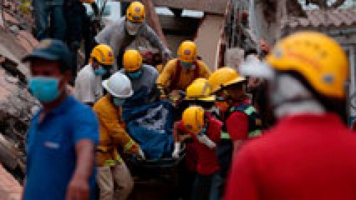 Rescates entre los escombros del terremoto en Ecuador