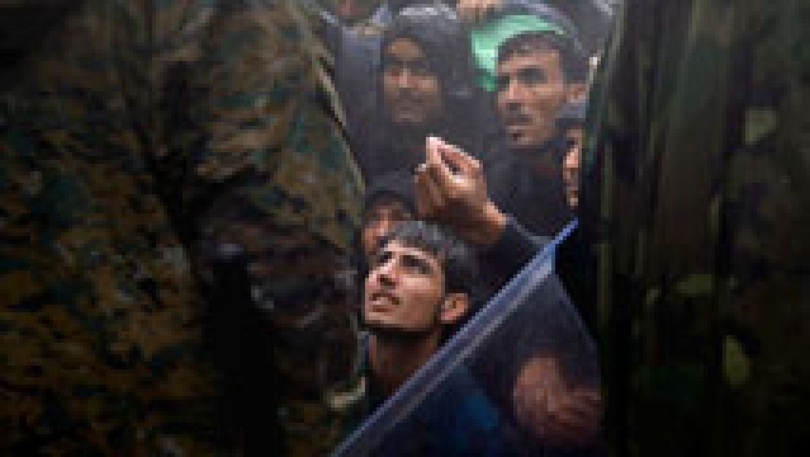 Telediario 1: Los refugiados acampados a lo largo y ancho de Grecia intentan sobrevivir en condiciones de miseria  | RTVE Play