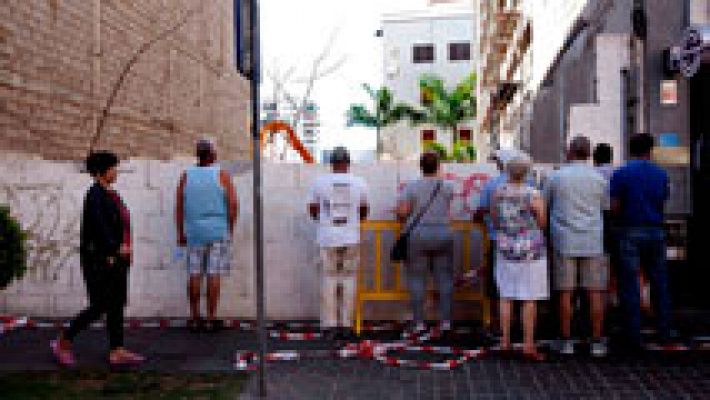 Los vecinos desalojados por el derrumbe del edificio en Los Cristianos ya pueden volver a sus casas