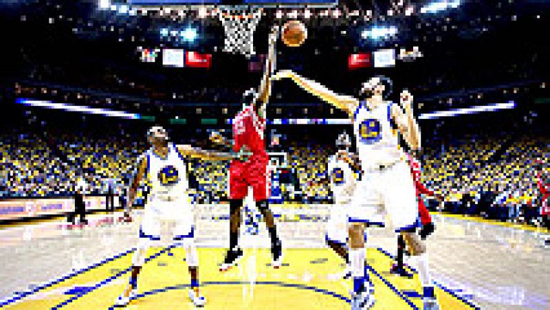 La ausencia del base estrella Stephen Curry no impidió a los Warriors de Golden State seguir por el camino del triunfo y ponerse con ventaja de 2-0 en la eliminatoria de la primera ronda de la Conferencia Oeste de la NBA, en la que los Mavericks de D