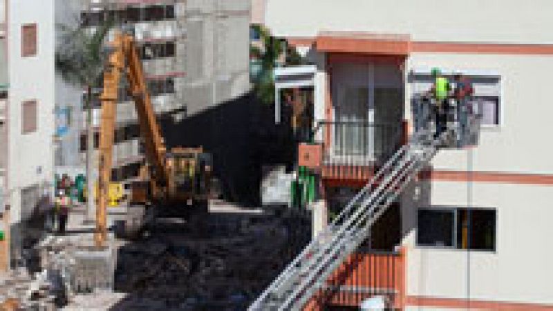 Los vecinos desalojados tras el derrumbe del edificio en Tenerife vuelven a sus casas
