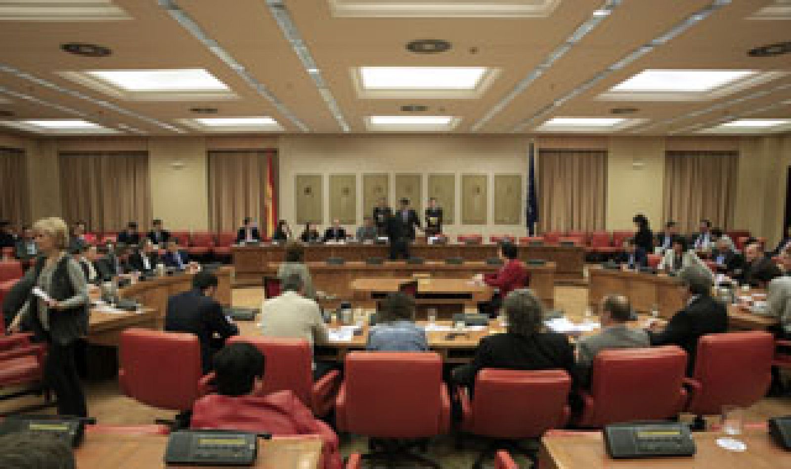 El Congreso constituye formalmente la Diputación Permanente con Podemos fuera de la Mesa - Informativo 24h | Ver