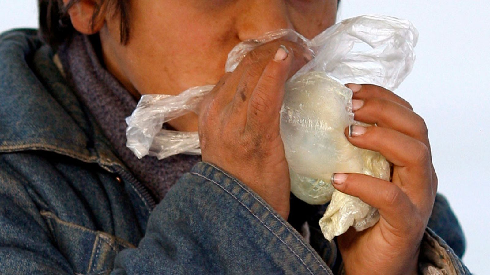 Niños adictos al pegamento en las calles de Barcelona