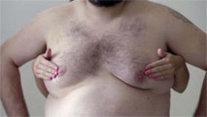 Telediario 1 - Pechos de hombre para burlar la censura y enseñar cómo hacerse una autoexploración para el cáncer de mama