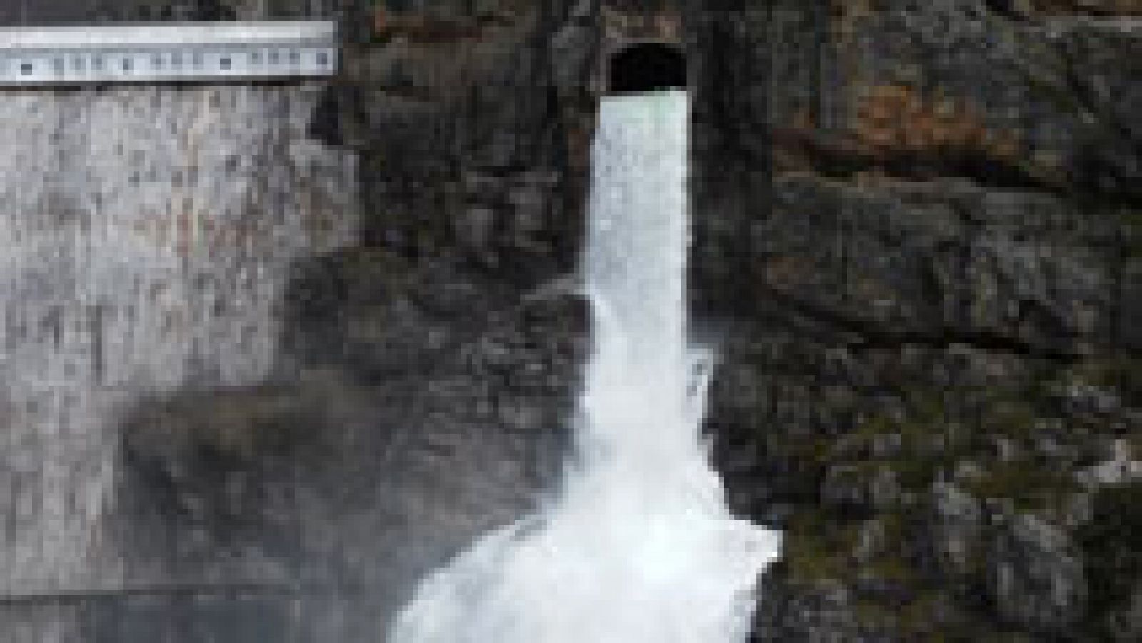 Nos colamos dentro del embalse de Riaño