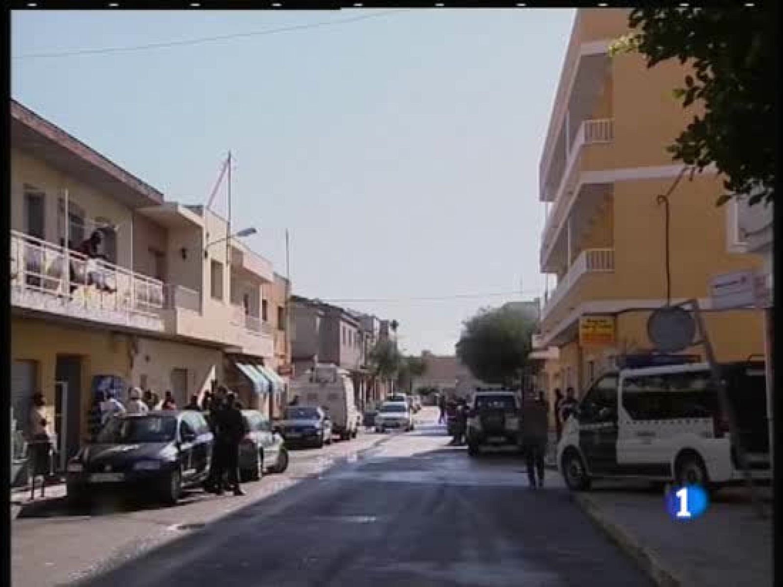 Tomada por la Guardia Civil, La Mojonera en Almería ha vivido las últimas horas en aparente calma después de los disturbios entre magrebíes y subsaharianos por el apuñalamiento de un joven de Mali. Mañana pasarán a disposición judicial el presunto autor de la muerte y otros dos detenidos, supuestamente implicados.