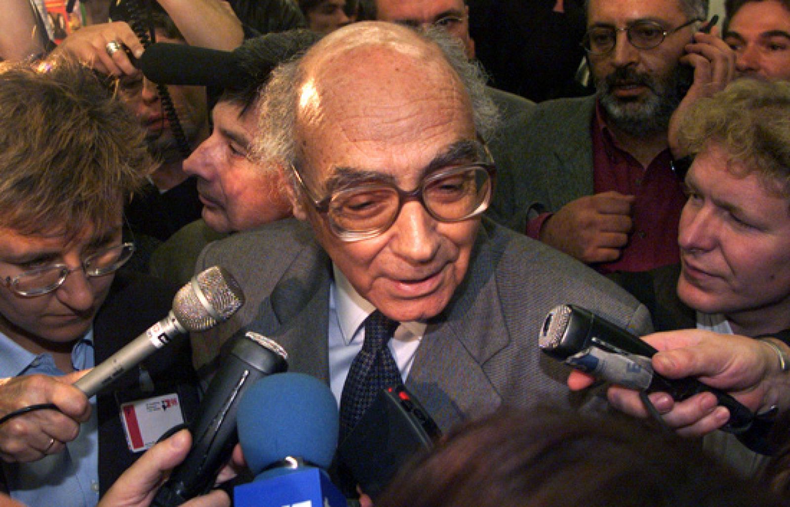 Entrevista con José Saramago en la Feria del Libro de Frankfurt, donde recibió la noticia de la concesión del Nobel