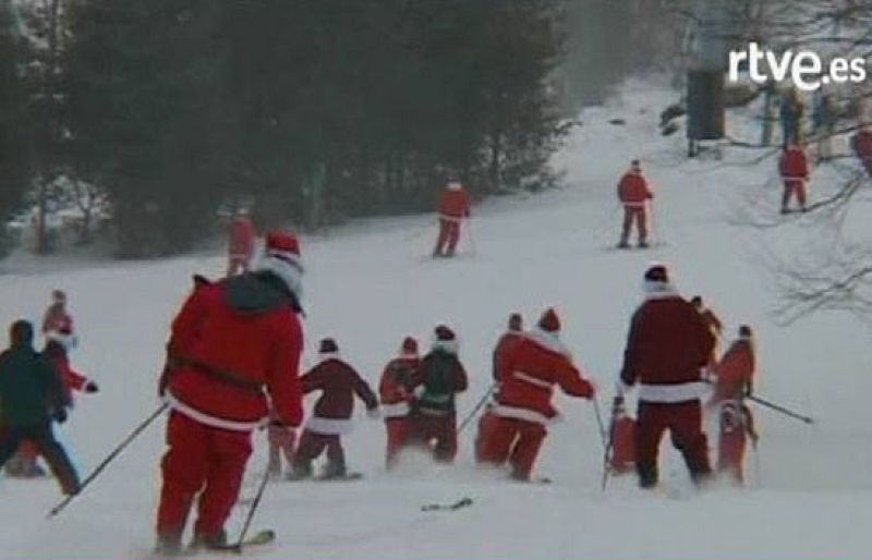 Papa Noel y sus amigos se relajan esquiando, antes de comenzar a repartir los regalos de la noche del 24 de diciembre.