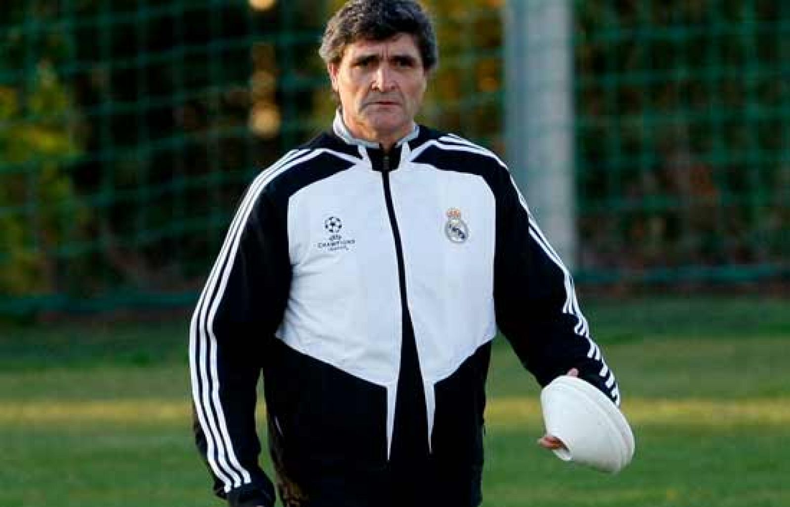 Juande Ramos dirigido su primer entrenamiento como técnico del Real Madrid, tras una breve rueda de prensa. Se ha enfundado el chándal dela Liga de Campeones, ya que su primer reto será confeccionar la alineación del conjunto madridista ante el Zenit de San Petesburgo.
