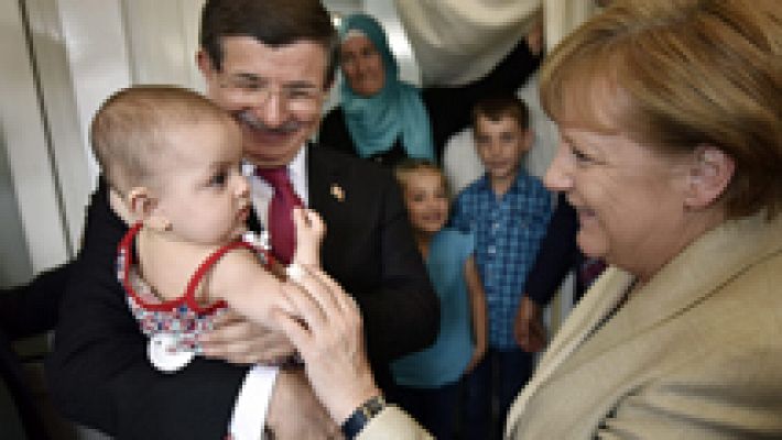 Tusk y Merkel visitan un campamento de refugiados en Turquía