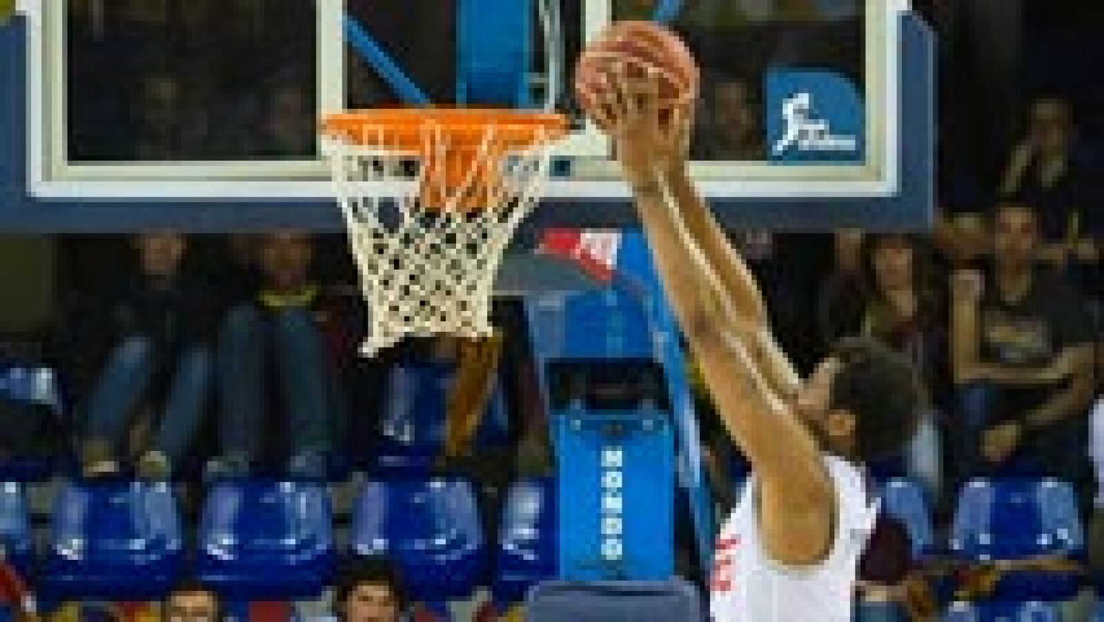 El Real Madrid ha logrado su primera victoria de esta temporada ante el FC Barcelona Lassa (86-91), gracias a la descomunal actuación de Trey Thompkins en el tramo final. El pivot estadounidense estuvo escoltado por el 'Chacho' Rodríguez para dar la vuelta a un partido, que fue dominado por los de Xavi Pascual los tres primeros cuartos. Los de Laso hicieron un soberbio último periodo, con un parcial de 15-28, para cerrar la victoria en el Palau. [Datos del FC Barcelona Lassa 86-91 Real Madrid]

Thompkins se ganó a pulso la designación de mejor jugador del partido, co