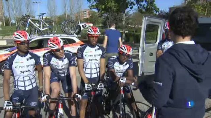  - Un equip ciclista format per refugiats sirians i eritreus participa en una cursa a Terrassa