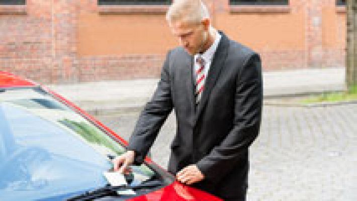 Telediario 1 - Los ayuntamientos españoles sancionan cinco veces más que la DGT, según un estudio