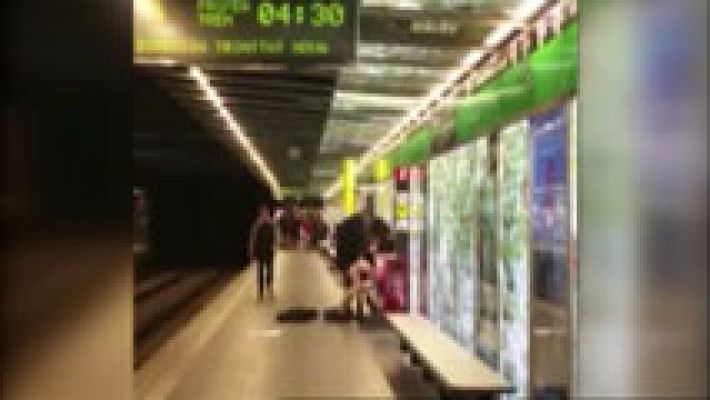 Escena de sexo en el metro de Barcelona que podría costar hasta 6.000 euros de multa
