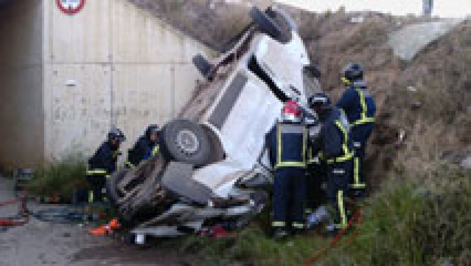 Telediario 1: Cinco personas han muerto en la autovía de Lorca al caer la furgoneta en la que viajaban | RTVE Play