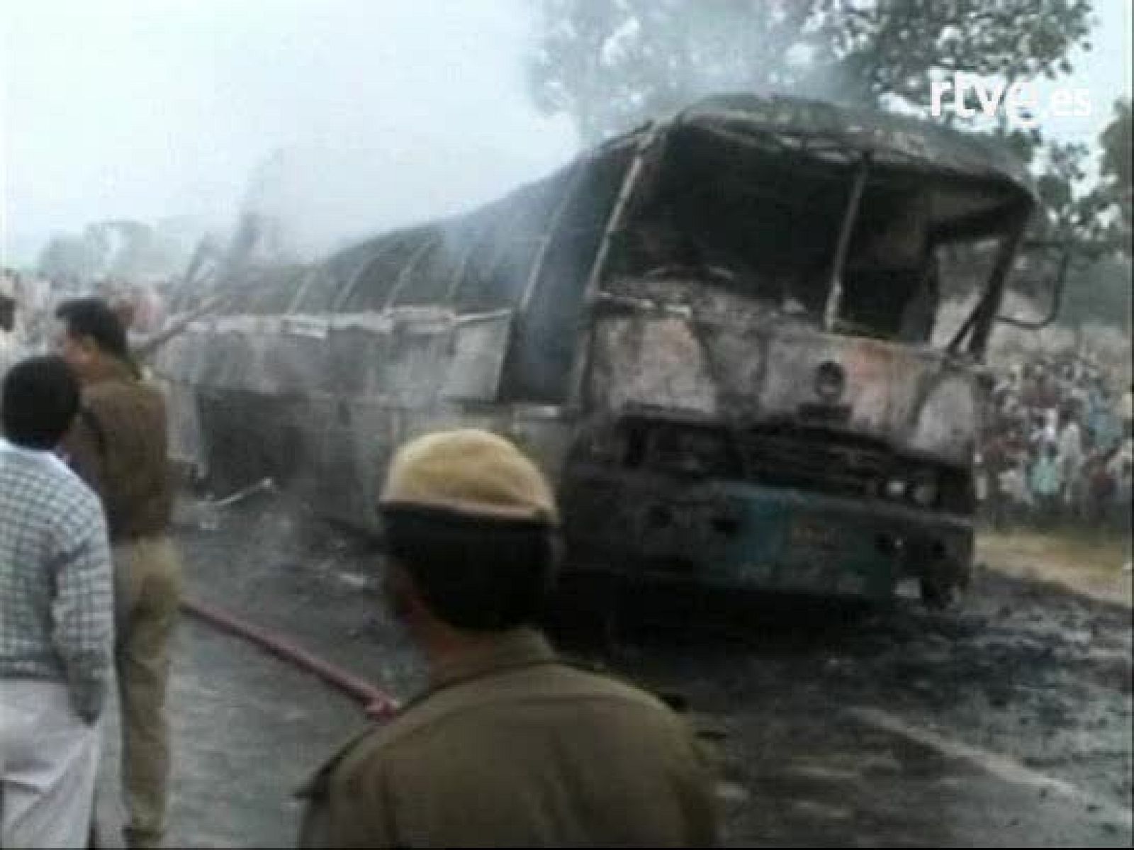 Al menos 63 personas han muerto en un accidente muy grave de autobús en La India. 