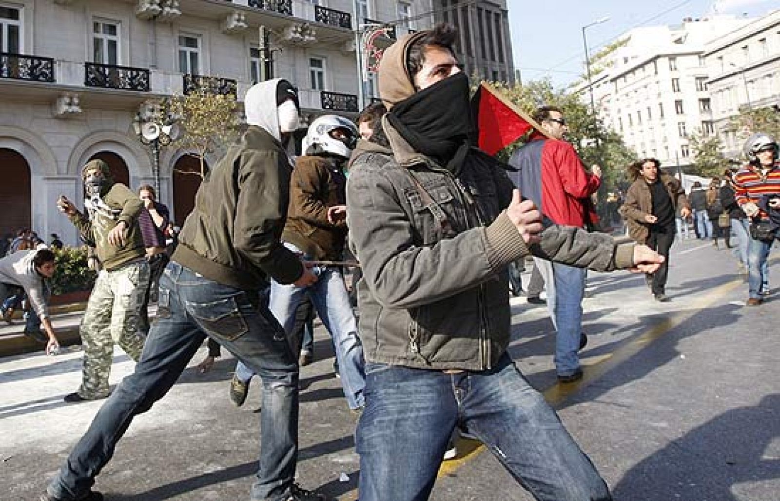 La jornada de huelga general acaba en una batalla campal.