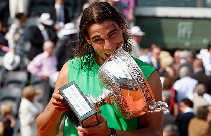 Rafa Nadal vence a Federer en la final de París en sólo tres sets. 