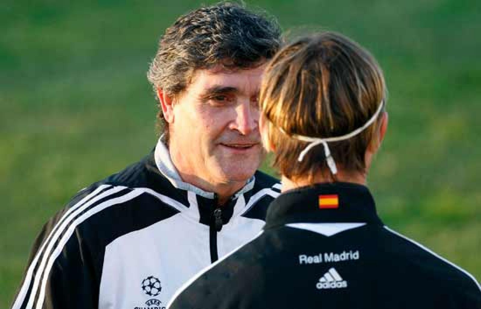 Tras sus primeras 24 horas como entrenador del Real Madrid, es el momento de conocer las primeras impresiones de los aficionados madridistas sobre el fichaje de Juande Ramos. 