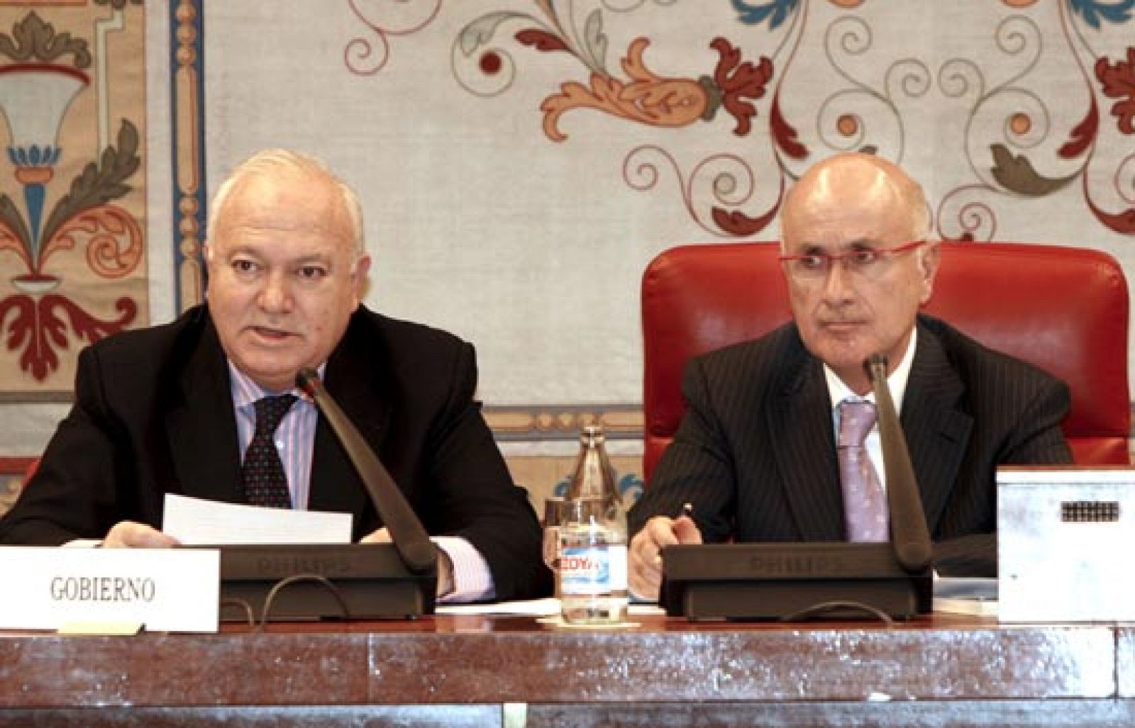 El Ministro de Asuntos Exteriores, Miguel Ángel Moratinos, ha revelado que el Gobierno de Aznar autorizó escalas de aviones militares estadounidenses rumbo a Guantánamo para casos de emergencia, pero ha añadido que estos aviones con presos ilegales no llegaron a aterrizar en España.