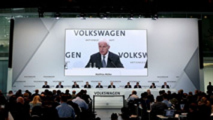 Telediario 1 - Volkswagen reserva 16.200 millones para litigios y gastos derivados del escándalo de las emisiones