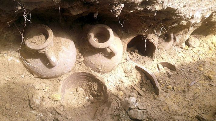 Telediario 1 - Halladas en Sevilla 19 ánforas con 600 kilos de monedas de bronce del siglo IV d.C.