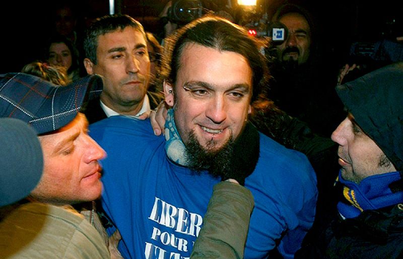 Mirasierra ha salido de la cárcel de Estremera donde ha estado recluido tras los incidentes en el Calderón. Tras el pago de 6000 euros de fianza, Mirasierra ya está con su familia.