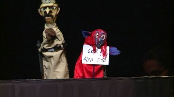 La tarde en 24h - Alberto San Juan representa la polémica obra del cartel 'Gora Alka ETA' en homenaje a los titiriteros