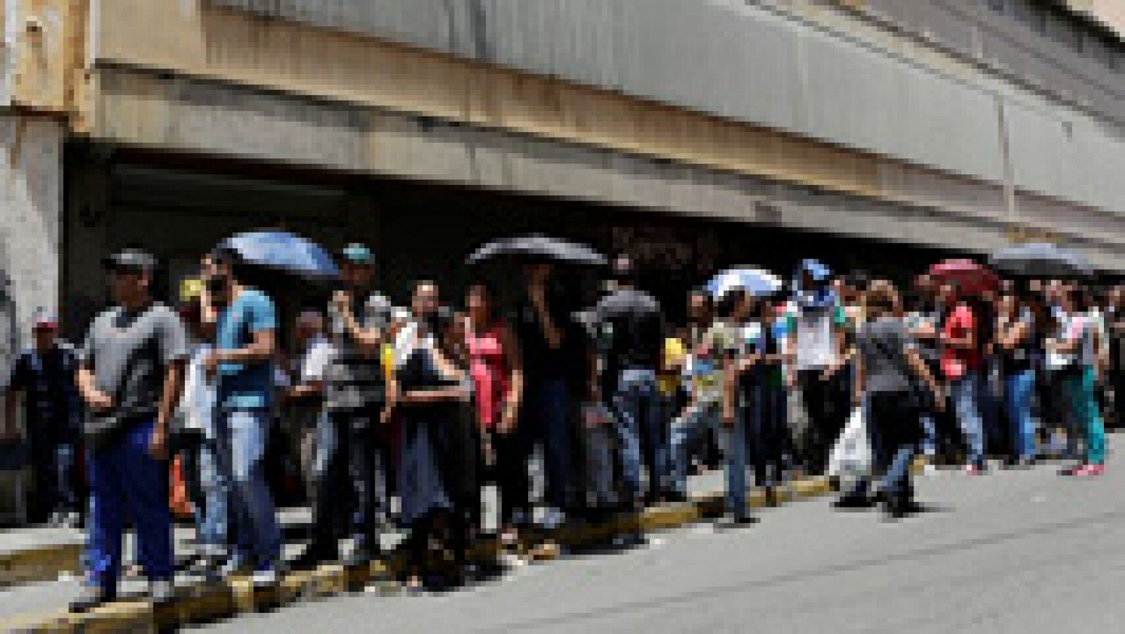 Telediario 1: Miles de venezolanos firman en favor de un referéndum que revoque el mandato de Maduro | RTVE Play