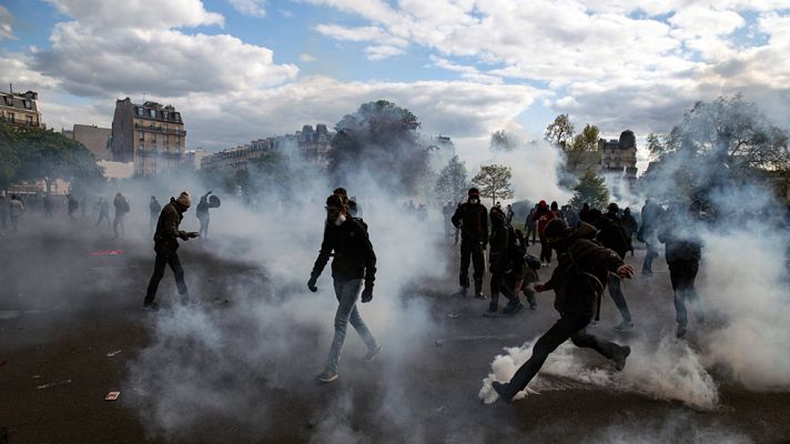 Telediario 1 - Violentos choques entre manifestantes y policías en las protestas contra la reforma laboral en Francia
