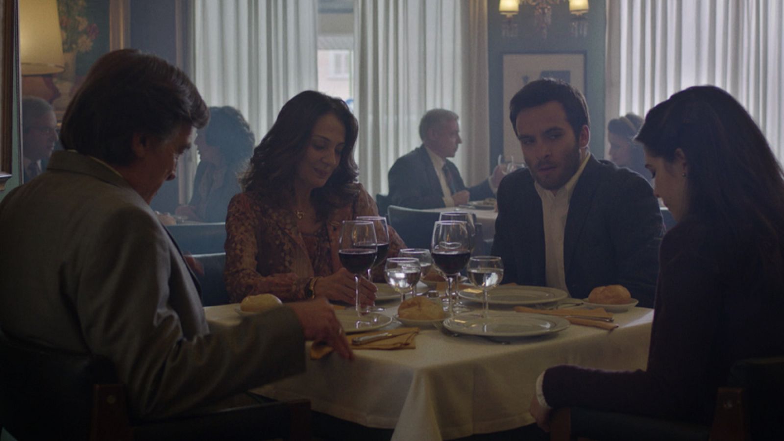 Cuéntame cómo pasó - Julia le hace una encerrona a Carlos