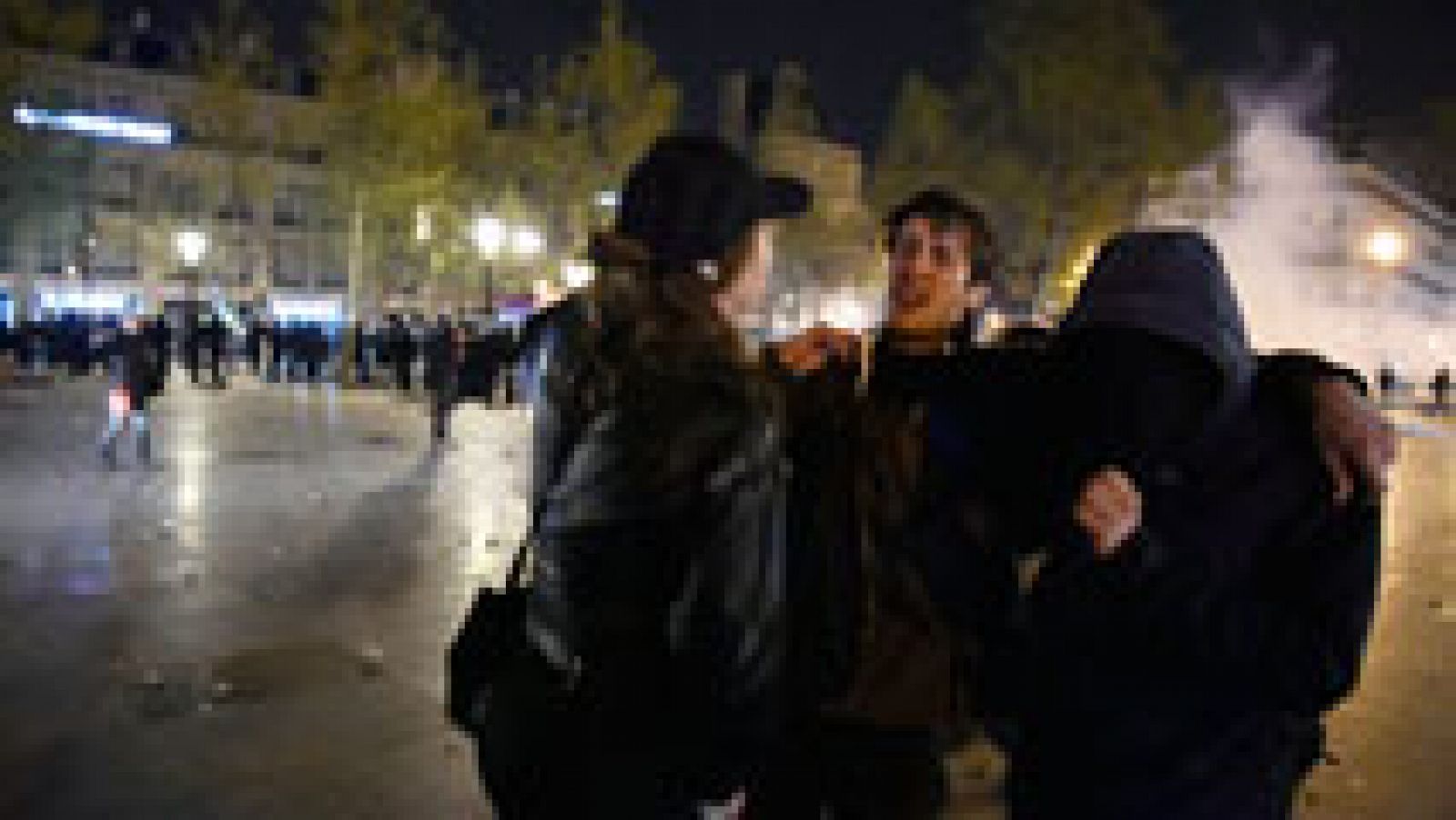 Telediario 1: Decenas de detenidos en el desalojo de los concentrados en la Plaza de la República en París | RTVE Play