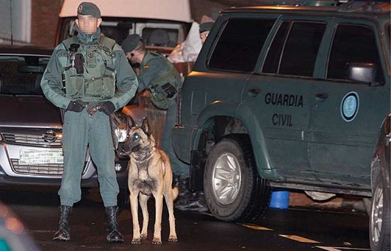 Iriondo y los otros dos etarras detenidos ya se encuentran en París, mientras que la Guardia Civil registra los pisos relacionados con los detenidos en el último golpe a ETA.